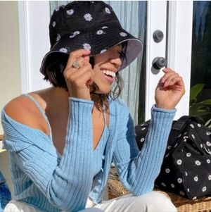 Alice + Olivia Reversible Daisy Floral Print Bucket Hat One Size Black White‎